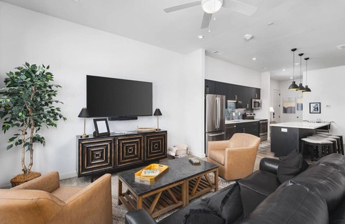 Edgehill Appartement | Upscale Music Row Corner Unit with Pool, Patio, Rooftop with City View, & Gym