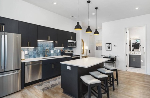 Edgehill Appartement | Upscale Music Row Corner Unit with Pool, Patio, Rooftop with City View, & Gym