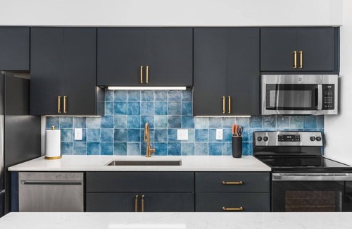 Edgehill Appartement | Upscale Music Row Corner Unit with Pool, Patio, Rooftop with City View, & Gym