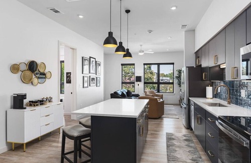 Edgehill Appartement | Upscale Music Row Corner Unit with Pool, Patio, Rooftop with City View, & Gym