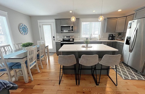 Old Orchard Beach Maison | Upscale Spacious OOB Beach House - Seasonal Heated Pool