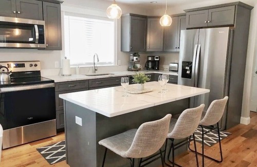 Old Orchard Beach Maison | Upscale Spacious OOB Beach House - Seasonal Heated Pool