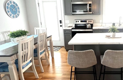 Old Orchard Beach Maison | Upscale Spacious OOB Beach House - Seasonal Heated Pool