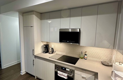 Oakville Copropriété | Upscale Urban Retreat | 2BR/2BA Corner Condo | Longterm Booking 30+ days only