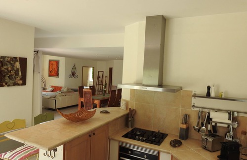 Collias Maison | Villa haut de gamme près d' UZES, piscine privée, terrain clos, Wifi, belle vue.
