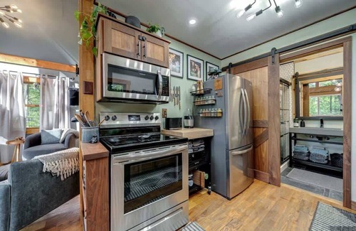 Paw Paw Cabine | Upscale w/Fireplace, Fire Pit, Games in Gated Comm