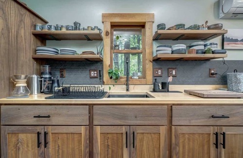 Paw Paw Cabine | Upscale w/Fireplace, Fire Pit, Games in Gated Comm