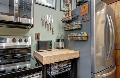 Paw Paw Cabine | Upscale w/Fireplace, Fire Pit, Games in Gated Comm