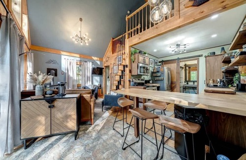 Paw Paw Cabine | Upscale w/Fireplace, Fire Pit, Games in Gated Comm