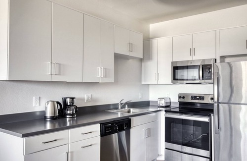 Inglewood Appartement | Upscale Westchester 1BR w/ Pool, Gym & W/D, 5 mins to LAX, by Blueground