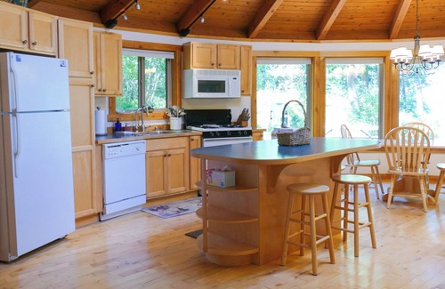 Lummi Island Cabine | Upscale Yurt/Pet Friendly/Full Kitchen/Bath w/Sauna/FP/TV/Internet/Beds for 4