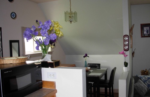 Bozeman Maison | Upstair 1 bed apt on an acre with mountain views. Minutes from Bozeman Airport..