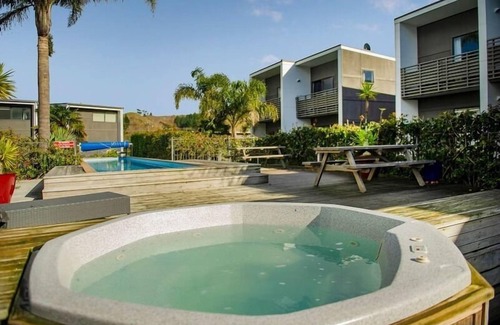 Whitianga Appartement | Appartement romantique d'une chambre situé près de la piscine au centre du complexe.