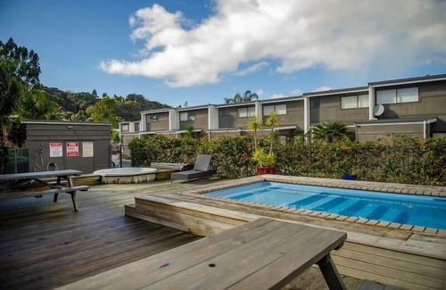 Whitianga Appartement | Appartement romantique d'une chambre situé près de la piscine au centre du complexe.
