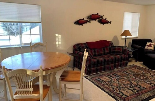 Sagle Maison | Upstairs Getaway by Steve & Pat
