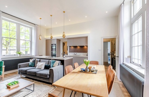 Clitheroe Cottage | Upstairs is a stylish duplex apartment oozing luxury accommodation throughout.