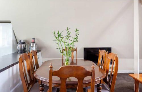 Flemington Appartement | Upstairs Studio Apartment with street access