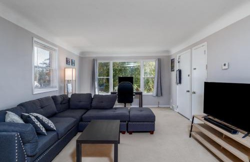 Rocky River Appartement | Upstairs Unit in Rocky River