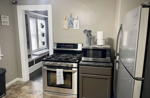 Old Brooklyn Appartement | Upstairs Unit with Office Space near Downtown Cleveland + National Park