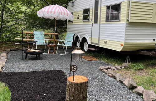Parksville Maison | Upstate Catskills Beautiful 1978 Vintage Camper "Shirley"