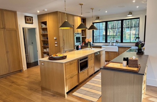 Pine Plains Maison | Spacious 6-bedroom house with charming mountain views and WiFi
