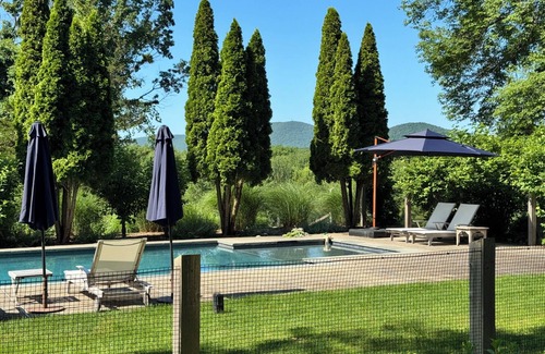Pine Plains Maison | Spacious 6-bedroom house with charming mountain views and WiFi