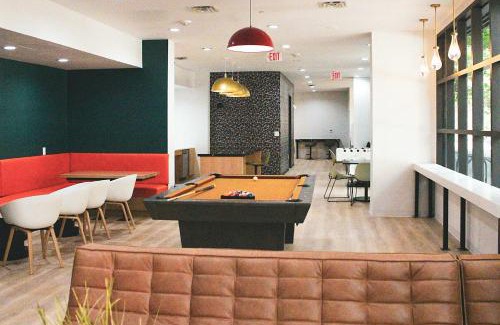 West Campus Appartement | Upstay - 4 Bedroom Condo w Pool Gym Game & BBQ