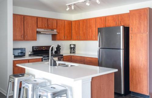 West Campus Appartement | Upstay - 4 Bedroom Condo w Pool Gym Game & BBQ