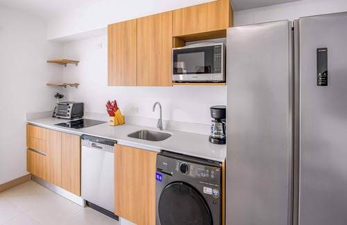 Barrio Santa Lucia Copropriété | Upstay Modern High Rise Condo—5 min to Jaco Beach
