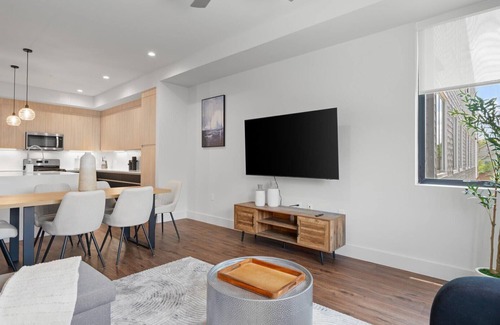 West Congress Appartement | Upstay: Modern & Pet-friendly 2BR Home near SoCo