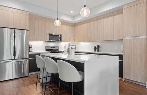 West Congress Appartement | Upstay: Modern & Pet-friendly 2BR Home near SoCo