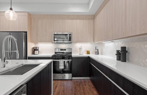 West Congress Appartement | Upstay: Modern & Pet-friendly 2BR Home near SoCo