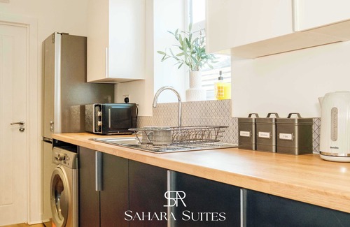 Cradley Heath Maison | Upto 20%OFF | Stylish 5BR | Monthly Stay | Parking