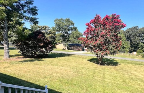 Sunset Road Maison | Uptown in Mins. Spacious outdoor + Game Deck