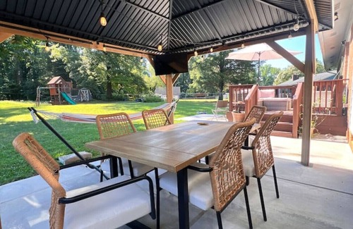Sunset Road Maison | Uptown in Mins. Spacious outdoor + Game Deck