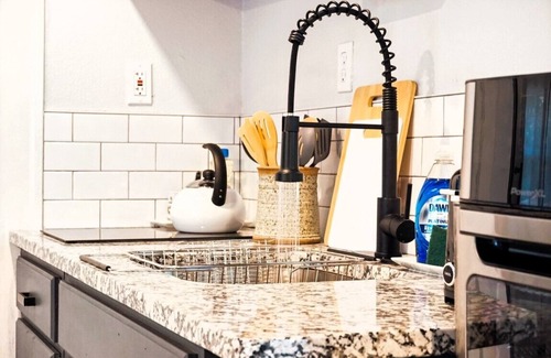 Corridor South Appartement | Uptown OKC Studio | $1600/month #03D | Kitchenette + Queen Bed