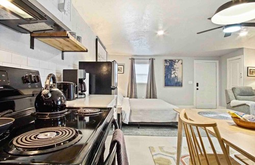 Central Oklahoma City Appartement | Uptown OKC Studio with Soaking Tub | Full Kitchen + Queen Bed | $1600/Month #04
