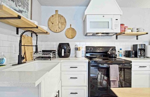 Central Oklahoma City Appartement | Uptown OKC Studio with Soaking Tub | Full Kitchen + Queen Bed | $1600/Month #04