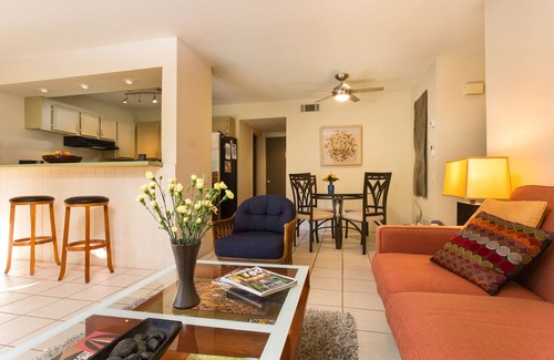 Uptown Design District Copropriété | Uptown Resort Style Living Cool Summer Discount End of June through August 31!