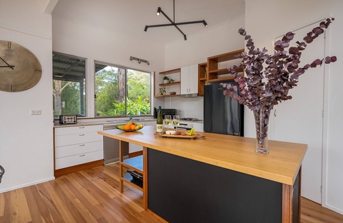 Bomaderry Maison | Uralla House - Urban Bush Retreat, centrally located with 2 Master Bedrooms