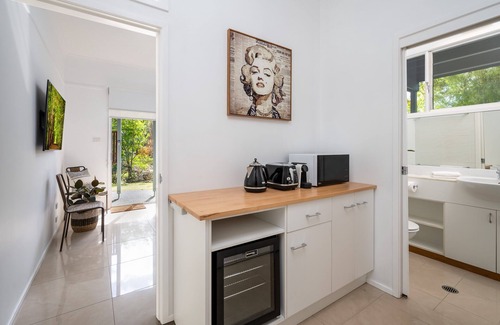 Bomaderry Maison | Uralla House - Urban Bush Retreat, centrally located with 2 Master Bedrooms