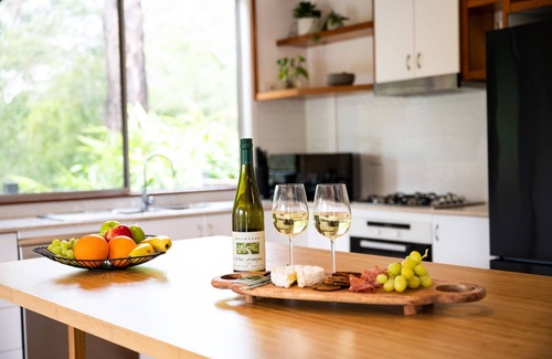 Bomaderry Maison | Uralla House - Urban Bush Retreat, centrally located with 2 Master Bedrooms