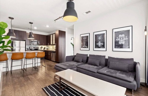 Bouldin Appartement | Urban apt 2BR Downtown Lake · Pool Gym · Garage