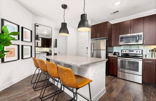 Bouldin Appartement | Urban apt 2BR Downtown Lake · Pool Gym · Garage