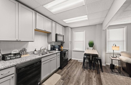 Detroit - Shoreway Appartement | Urban Art Escape in Gordon Sq. W/King Size Bed