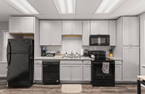 Detroit - Shoreway Appartement | Urban Art Escape in Gordon Sq. W/King Size Bed