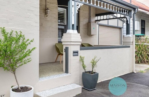 Wickham Maison | 'Urban Chic on Grey' - 3 Bedroom Retreat in Wickham