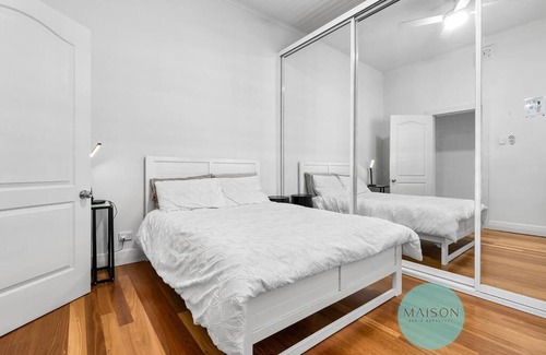 Wickham Maison | 'Urban Chic on Grey' - 3 Bedroom Retreat in Wickham