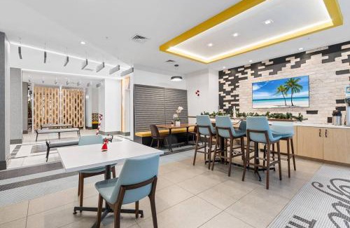Hackensack River Waterfront Appartement | Urban Elegance: 20 Minutes to NYC (Gym, Laundry)