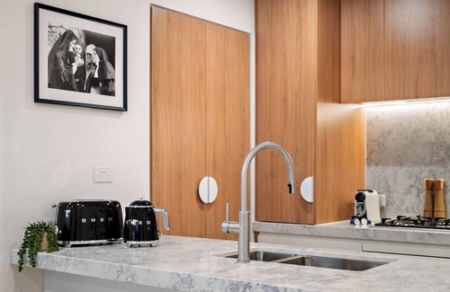 West Melbourne Appartement | Urban Escape: King Bed, Parking + Walk to CBD!